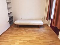 Pronájem 1kk 25m2, P10 Vršovice, ul. Charkovská, tramvaj, částečně vybaven - pokoj