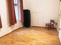 Pronájem 1kk 25m2, P10 Vršovice, ul. Charkovská, tramvaj, částečně vybaven - pokoj