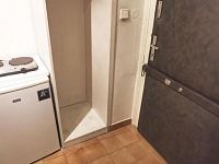 Pronájem 1kk 25m2, P10 Vršovice, ul. Charkovská, tramvaj, částečně vybaven - vstupní chodba