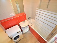 Pronájem 2kk 50m2 P10 Záběhlice, ul. Práčská, novostavba, balkon, garáž, nezařízen - koupelna s vanou a prakou