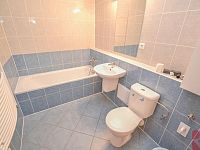 Pronájem bytu 2kk 57m2, P9 Vysočany, ul. Pod Harfou, novostavba, balkón, garážové stání - koupelna