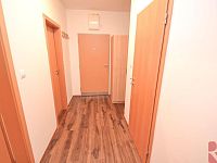 Pronájem bytu 2kk 57m2, P9 Vysočany, ul. Pod Harfou, novostavba, balkón, garážové stání - vstupn chodba