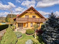 Rodinný dům s bazénem, pergolou a kouzelnou zahradou  Kfely u Ostrova