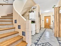 Rodinný dům s bazénem, pergolou a kouzelnou zahradou  Kfely u Ostrova - Foto 7