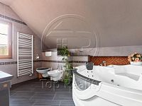 Rodinný dům s bazénem, pergolou a kouzelnou zahradou  Kfely u Ostrova - Foto 13