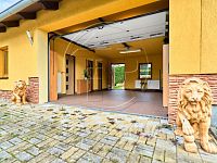 Rodinný dům s bazénem, pergolou a kouzelnou zahradou  Kfely u Ostrova - Foto 14