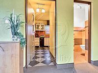 Rodinný dům s bazénem, pergolou a kouzelnou zahradou  Kfely u Ostrova - Foto 16