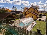 Rodinný dům s bazénem, pergolou a kouzelnou zahradou  Kfely u Ostrova - Foto 24