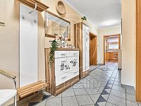 Rodinný dům s bazénem, pergolou a kouzelnou zahradou  Kfely u Ostrova - Foto 28