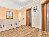 Rodinný dům s bazénem, pergolou a kouzelnou zahradou  Kfely u Ostrova - Foto 29