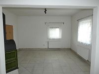 Prodej ideální 1/2 rodinného domu s rozlehlým pozemkem a samostatnou zahradou v centru obce Vintířov - P1120737.JPG