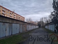 Pronájem garážového stání 20 m2 v areálu, vjezd z ulice Bezová, Praha 4 - Braník 