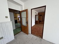 Prodej bytu 3+1 Orlické Záhoří - průchod z pokoje 1 do pokoje 2 a na chodbu