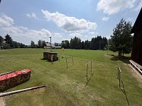 Prodej bytu 3+1 Orlické Záhoří - výhled k okna pokoje