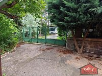 RD 3+1 Křenice s garáží a zahradou, Praha východ - vjezd.jpg