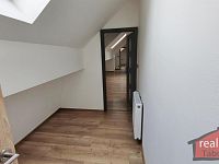 18. Nový podkrovní byt 2+kk, 60,28 m2, Nupaky, Praha východ - 10.jpg