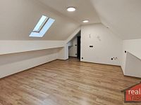 18. Nový podkrovní byt 2+kk, 60,28 m2, Nupaky, Praha východ - 2.jpg