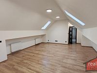 18. Nový podkrovní byt 2+kk, 60,28 m2, Nupaky, Praha východ - 9.jpg