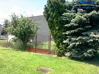 Dvě zahrady vedle sebe se samostatně  stojícími chatkami  - Foto 3