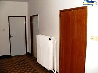 K prodeji bytový dům s prodejnou a další dům jako skladový prostor se sociálním zázemím - Foto 2