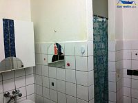 K prodeji bytový dům s prodejnou a další dům jako skladový prostor se sociálním zázemím - Foto 3