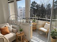 Pronájem prostorného bytu 2+1, o výměře 61,44 m2 s balkonem, Plzeňská ul. České Budějovice - Modern living room with balcony view.jpg