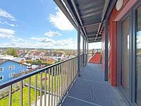 Moderní byt 3+kk s balkonem (4NP), parkovací stání a zahrada, lokalita České Budějovice, K. Lávičky - Balkon_pohled 2.jpg