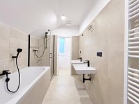 Moderní byt 3+kk s balkonem (4NP), parkovací stání a zahrada, lokalita České Budějovice, K. Lávičky - Koupelna.jpg