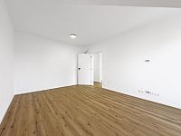 Moderní byt 3+kk s balkonem (4NP), parkovací stání a zahrada, lokalita České Budějovice, K. Lávičky - Pokoj_pohled 2.jpg