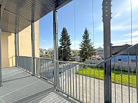 Moderní byt 2+kk s balkonem, parkovacím stáním a zahradou, lokalita České Budějovice, K. Lávičky - Balkon_pohled 1.jpg