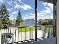 Moderní byt 2+kk s balkonem, parkovacím stáním a zahradou, lokalita České Budějovice, K. Lávičky - Balkon_pohled 2.jpg