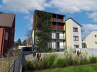 Moderní byt 2+kk s balkonem, parkovacím stáním a zahradou, lokalita České Budějovice, K. Lávičky - Budova_pohled zezadu.jpg