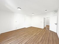 Moderní byt 2+kk s balkonem, parkovacím stáním a zahradou, lokalita České Budějovice, K. Lávičky - Hlavní místnost_pohled 3.jpg