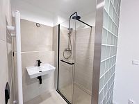 Moderní byt 2+kk s balkonem, parkovacím stáním a zahradou, lokalita České Budějovice, K. Lávičky - Koupelna.jpg