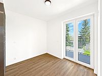 Moderní byt 2+kk s balkonem, parkovacím stáním a zahradou, lokalita České Budějovice, K. Lávičky - Ložnice_pohled 1.jpg