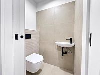Moderní byt 2+kk s balkonem, parkovacím stáním a zahradou, lokalita České Budějovice, K. Lávičky - Toaleta.jpg