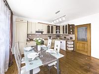 Rodinný dům na Vysočině s jedinečným potenciálem, lokalita Strmilov - Malý Jeníkov - kuchyň.jpg