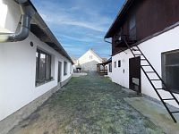 Rodinný dům na Vysočině s jedinečným potenciálem, lokalita Strmilov - Malý Jeníkov - venkovní pohled uzavřený dvorek