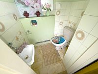 Rodinný dům na Vysočině s jedinečným potenciálem, lokalita Strmilov - Malý Jeníkov - záchood kopie.jpg