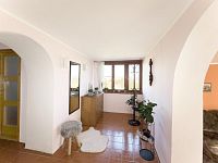 Prodej samostatně stojícího rodinného domu s rozlehlým pozemkem, lokalita Skočice – Lidmovice - chodba