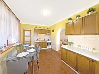 Prodej samostatně stojícího rodinného domu s rozlehlým pozemkem, lokalita Skočice – Lidmovice - kuchyň