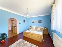 Prodej samostatně stojícího rodinného domu s rozlehlým pozemkem, lokalita Skočice – Lidmovice - ložnice