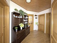 Rodinný dům 5 + kk s fotovoltaikou a zahradou 597 m², lokalita Homole u Českých Budějovic - hala v patře.jpg