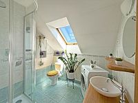 Rodinný dům 5 + kk s fotovoltaikou a zahradou 597 m², lokalita Homole u Českých Budějovic - Koupelna v patře.jpg