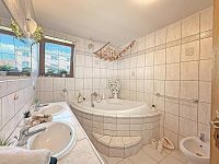 Rodinný dům 5 + kk s fotovoltaikou a zahradou 597 m², lokalita Homole u Českých Budějovic - Koupelna v přízemí.jpg