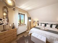 Rodinný dům 5 + kk s fotovoltaikou a zahradou 597 m², lokalita Homole u Českých Budějovic - Ložnice v patře.jpg