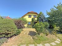 Rodinný dům 5 + kk s fotovoltaikou a zahradou 597 m², lokalita Homole u Českých Budějovic - Pohled na dům ze zahrady.jpg