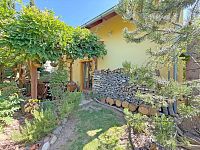 Rodinný dům 5 + kk s fotovoltaikou a zahradou 597 m², lokalita Homole u Českých Budějovic - Pohled ze zahrady.jpg