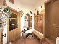 Rodinný dům 5 + kk s fotovoltaikou a zahradou 597 m², lokalita Homole u Českých Budějovic - Předsíň.jpg