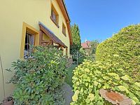 Rodinný dům 5 + kk s fotovoltaikou a zahradou 597 m², lokalita Homole u Českých Budějovic - zahrada v zadní části.jpg